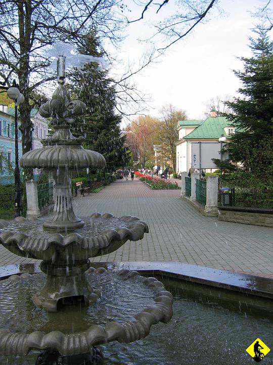 fot 116.jpg - Do Iwonicza przez Lubatową (2km w górę, 2 w dół) czerwonym. Przyznam, że czułem się jak deptaku geriatrycznym przy jakimś szpitalu :)) Jednakże miejścina bardzo ładna i utrzymana w klimacie szlacheckich dworków.